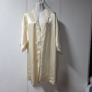 Cream Satin Longe Robe